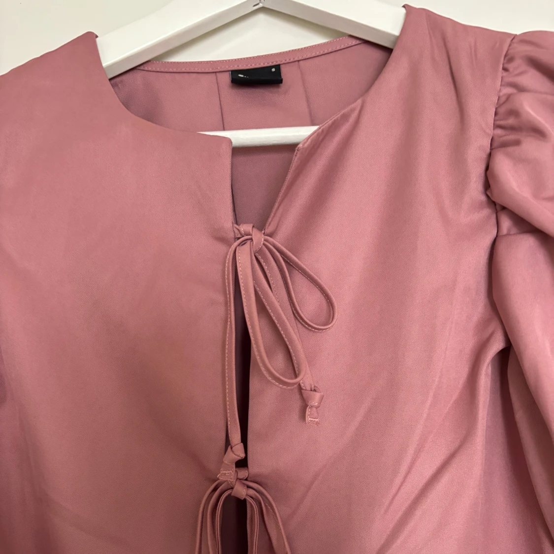 Rosa blus med puffärm från Gina Tricot - 1