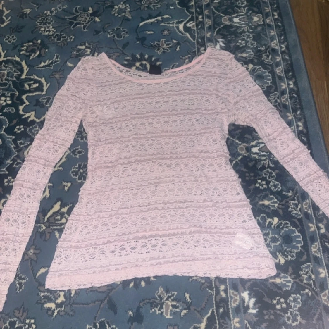 Rosa spetsblus från Gina Tricot