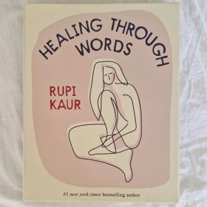 Healing Through Words - Rupi Kaur - Upptäck din kreativitet och läkning med Rupi Kaurs guidade skrivövningar. Boken hjälper dig att utforska teman som kärlek, sorg, läkning och självuttryck. Perfekt för dig som vill utvecklas, reflektera och hitta inspiration genom skrivande. Boken är helt ny och oskriven och köptes för 220 kr.