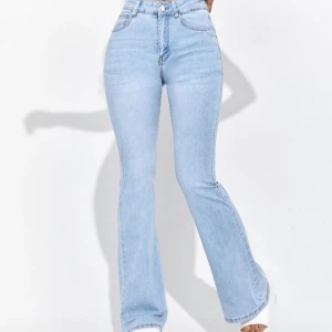 Ljusblå bootcut jeans med hög midja - Snygga ljusblå jeans med bootcut passform och hög midja. Klassisk femficksmodell med dragkedja och knapp framtill. Jeansen har en mjuk denimkänsla och lätt utsvängda ben för en trendig siluett.