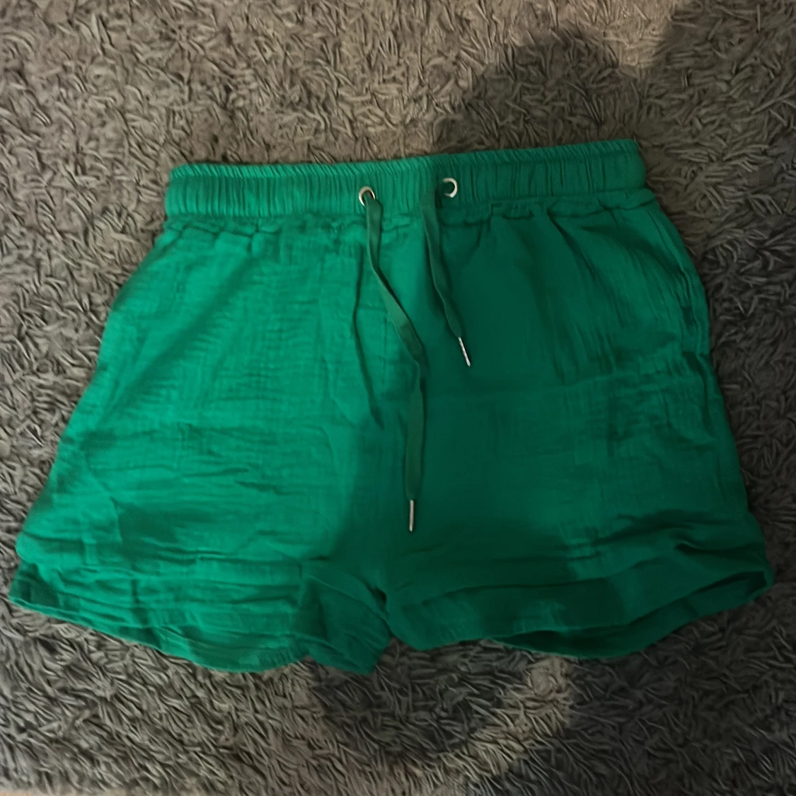 Grönt set med shorts och skjorta - 1
