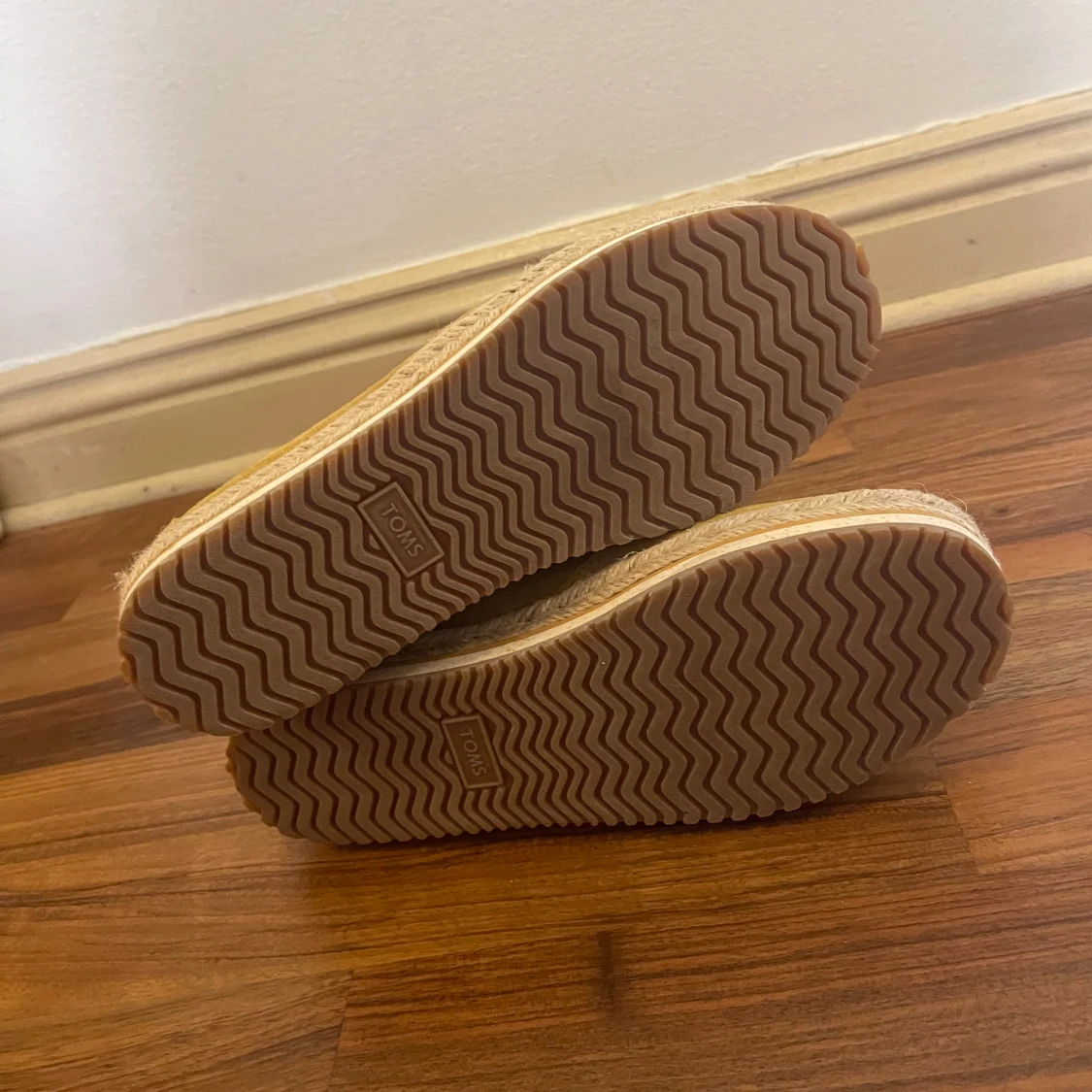 Gula mocka loafers från TOMS - 1