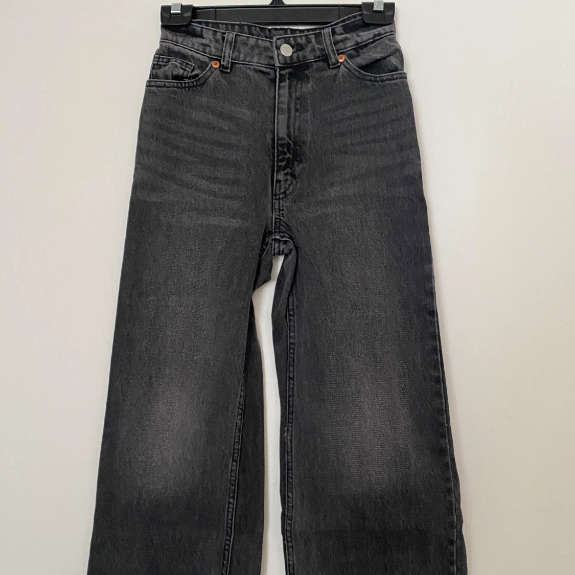 Gråa wide jeans från Monki