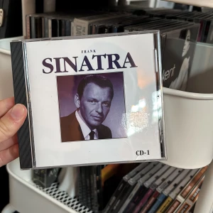 Frank Sinatra CD - Upptäck klassiska låtar med Frank Sinatra! Denna CD samlar 18 ikoniska spår i ett bra skick!! 