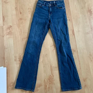 Lågmidjade jeans - Säljer dessa skit snygga och sköna low/midrise jeans! de är i väldigt bra skick men är lite små på mig. skriv privat för midjemått osv