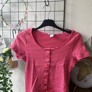 MONKI TOP - sötaste toppen från monki, sparsamt använd, storlek S men passar M också. köparen står för frakten på 50 kr ish 💓🌸