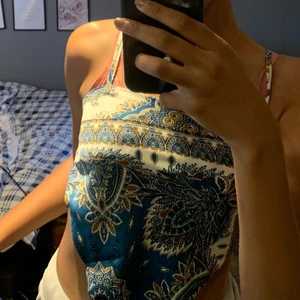 Superfin topp - Säljer nu min trendiga och superfina topp, denna knyts i ryggen och har en superfin stil, pris kan alltid diskuteras och denna passar många olika storlekar då den går att knyta 💗💗 kan skicka fler bilder privat, detta ljus ger inte rätt bild om hur fin denna toppen verkligen är 🥺 man kan som man ser på tredje bilden även ha tröjan åt andra hållet för ett annat mönster!