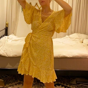 Gul sommarklänning  - Sjukt gullig sommarklänning med volanger🌻🌻 den är en omlottklänning. Strl är XL men det tycker jag inte stämmer, jag brukar ha xs-s och den sitter bra!