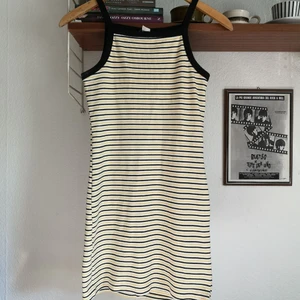 Monki klänning xs s 90s 90tal  - Klänning från Monki i storlek XS, men stretchig och kan bäras av S också. Fint skick. L 76cm. B 32cmx2 (stretchar).
