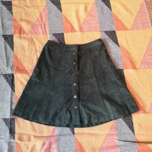 Alinje kjol med knappar skogsgrön - Amazing kjol i såå fin färg. Materialet känns som någon mjukare mocca. Ny med prislapp kvar. Stl XS. Knapparna sitter rejält och knäpper inte upp sig enkelt, vilket brukar vara ett problem med såna här kjolar. Mörkgrön/skogsgrön färg. Midja 32cmx2. L 42,5cm.