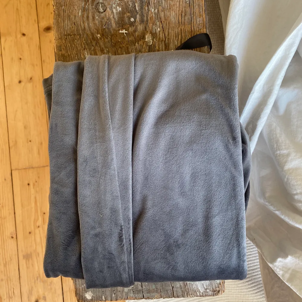 Storlek s grå sammet låg/mellan midja 🤍. Jeans & Byxor.