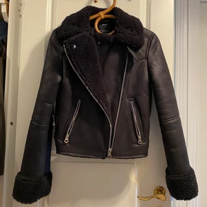 Jacka från Bershka - Helt ny svart jacka i mockaimitation🖤
