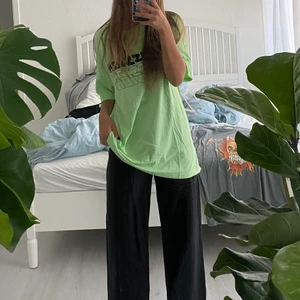 T-shirt  - Ljusgrön t-shirt från bershka💗 den är i storlek L men skulle säga att den är lite oversized. Jag har i vanliga fall storlek xs/s. Den har lite fläckar som inte syns så jätte mycket (se sista bilden) Skicka privat vid frågor eller intresse🥰
