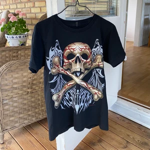 Dödskalle t-shirt - Drainer tröja, fett det tyvärr för liten för mig. I fint skick, knappt använt. Normal size. Likadant tryck på baksidan som framsidan! ⚠️ Var god följ budgivningens regler ⚠️