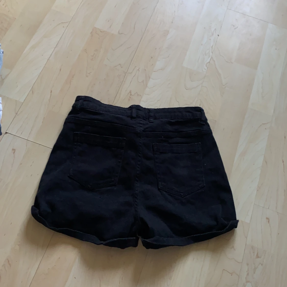 Ett par svarta jeans shorts  - 90