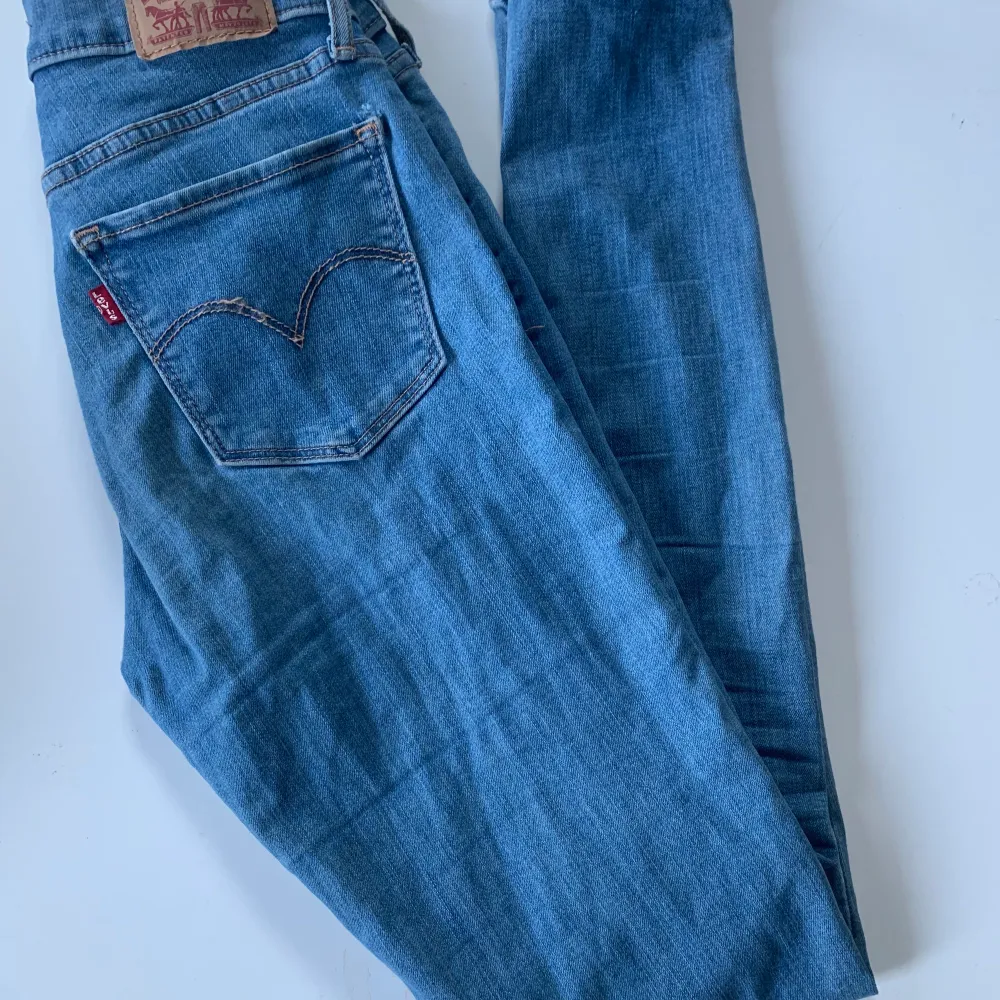 710 super skinny. Nypris 1199kr. Passar som XS,S och M för byxorna är så stretchiga . Jeans & Byxor.