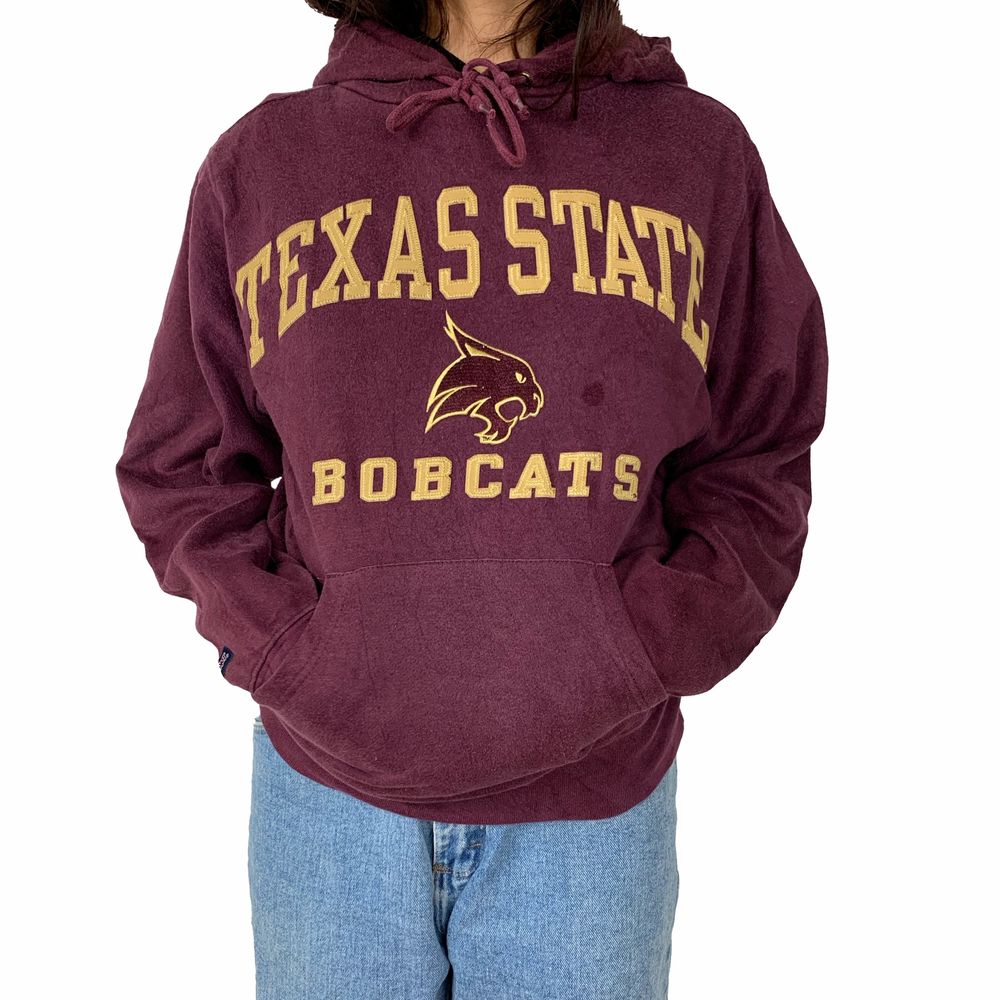 - Texas state (Bobcats)College Hoodie - Burgundy - Excellent Condition  - Size XS (Fits XS/S) - Unisex Measurements - Chest:41cm - Shoulder to shoulder: 41cm - Length: 62  #Diviinethrift #college #streetwear #trendigt #vintage  #vinröd #tröja #sweater #florida . Huvtröjor & Träningströjor.