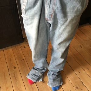 weekday jeans - ett par weekday jeans med ett litet hål vid fickan som inte syns. skick 7/10. säljer för att dom e för små. köparen står för frakten