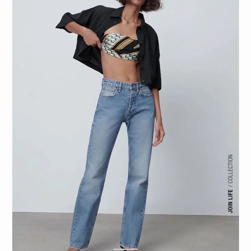 Ett par helt oanvända Zara Jeans som är slutsålda. Säljer pga de var för små. Dock är prislappen borta eftersom jag råka ta bort den.. Jeans & Byxor.