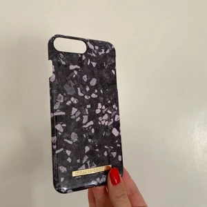 Telefonskal - Telefonskal till iPhone 8/7 plus. Rätt använd med bra skick utom att vid kameran är den lite trasig (se bild tre)💙💙 köpt för 300kr och säljer för 50. 