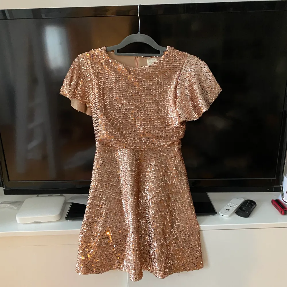 Säljer denna superfina guldpaljettklänning ifrån Zara:, använd max 5 gånger! Barnstorlek men passar Xs!!. Klänningar.