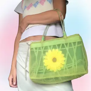 Supersöt väska med solros 🌻 Följ oss på instagram och kommentera för att få fri frakt på första köpet 🍬