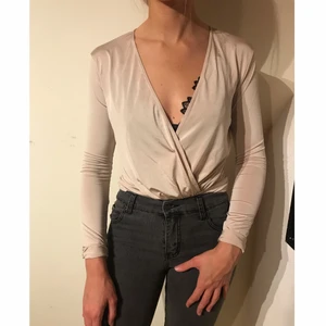 Ljusrosa bodysuit - Jättefin bodysuit i snyggt & bekvämt material och en ljusrosa/beige färg😍 passar till nästan allt & är stretchig så passar alla från XS-M skulle jag säga. Hör av er vid frågor🥰