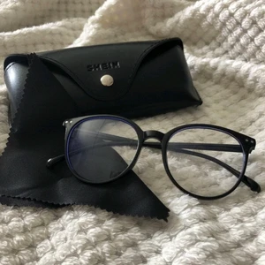 Svarta glasögon  - Aldrig använt denna för har varit för stor för mig helt nya och rena. 