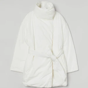 Jacka  - Slutsåld jacka från hm!  Nypris var 600kr. Använd cirka 1gång. Perfekt nu till hösten och vintern🙏🏼🍁❄️ passar mig som vanligtvis har xs💕💕💕💕