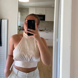 Siden blus i strl M - Öppen i ryggen och man knyter där nere, jättebra då man kan justera hur den ska sitta. 