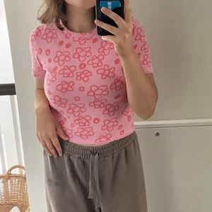 Knitwear t-shirt  - Jätte snygg knitwear tröja. Knappt använd och u ny skick. Får bara ingen användning av den. 50 kr plus frakt (44 kr). Storlek L men liten i storleken så psssar mig som brukar ha S. 