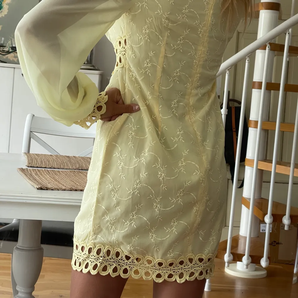 Supersöt gul klänning med fina detaljer i stl 40! Aldrig använd innan fotot då den är för stor för mig ✨ du får den för 199 kr! hämtas upp i Uppsala eller så tillkommer fraktkostnad. Betalas via swish . Klänningar.