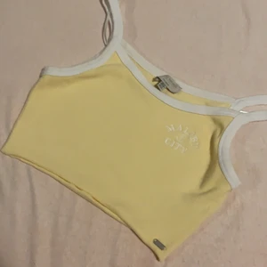 Crop top  - Aldrig använt, dock jätte snygg men kommer aldrig till användning.köparen står för frakten. Skriv privat för fler  frågor 💕