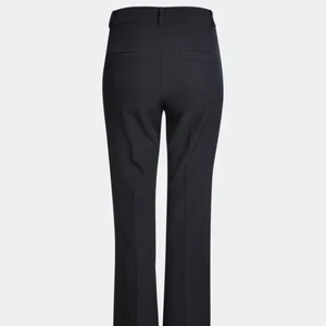 Kostymbyxor  - Säljer några trendiga kostym byxor som jag köpte från plick men som tyvärr va för stora. Dom är i väldigt bra kvalitet och ser inte ut att vara så använda. Dom är lite omsydda, hon har klippt en slits och sytt in lite i midjan ca 1-0,5cm