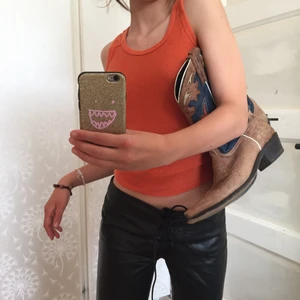 Snyggt linne  - Fint linne som är super för sommar och höst, fin färsk och har ett unikt och coolt material. Fint skick 