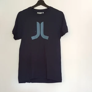 WESC t-shirt - WESC t-shirt. Mörkblå. Aldrig använd.