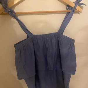 Sparkz linne - Gulligt blått volanglinne från sparkz copenhagen med axelband som går att justera. Köpt från Nelly om jag minns rätt, dock länge sen, storlek 36. Är som ny, har använts en gång. 💫💫(ca 300kr nypris)