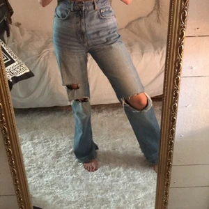Populära helraka jeans  - Säljer dessa populära helraka jeansen från gina tricot! Fint skick, tar gärna fler bilder om någon vill ha. Storlek 36