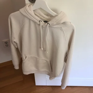 hoodie från Bik bok - hoodie från Bik bok i storlek XS💕säljs för 20kr+frakt som köpare står för, betalning sker via swish 