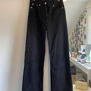 Svarta super snygga wide leg jeans från junkyard!😇Väldigt sparsamt använda då jag köpte en för liten storlek. Dom är i storlek 24 och väldigt bra skick. Sista bilden är från hemsidan, nypris är 499 men jag säljer för 300. Priset kan gå upp eller ner så skriv om ni har det minsta intresse!!💕💕