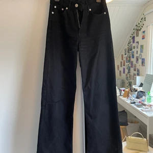 Svarta wide leg jeans - Svarta super snygga wide leg jeans från junkyard!😇Väldigt sparsamt använda då jag köpte en för liten storlek. Dom är i storlek 24 och väldigt bra skick. Sista bilden är från hemsidan, nypris är 499 men jag säljer för 300. Priset kan gå upp eller ner så skriv om ni har det minsta intresse!!💕💕
