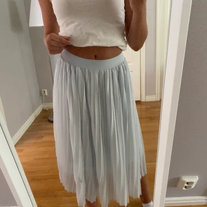 Ljusblå kjol - Ljusblå plisserad kjol från NA-KD i storlek M men skulle säga att de lika gärna kan vara S oxå💙💙