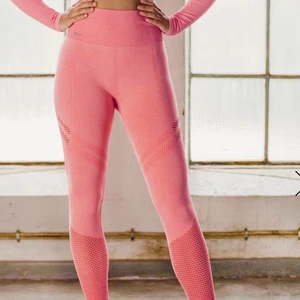 Aim’n thights - Superfina rosa träningstights från Aim’n!!💗Jättefint skick, använda ca fem gånger. I storlek S och dem är true to size💞 Nypris 699kr, mitt pris 350 inklusive frakt! Dm vid intresse, kan även skicka egna bilder🙃