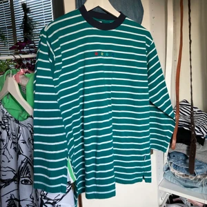 Play - jättesnygg retro munktröja som är köpt på secondhand!