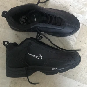 Nike Air skor  - Ett par helt nya Nike Air skor i storlek 36. Passar till allt och är riktigt stabila. 