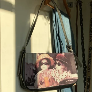 handväska - Säljer denna unika vintage handväskan som jag köpt på secondhand, kommer tyvärr aldrig till användning. Den har diamantpärlor där fram, inga pärlor på baksidan. Bandet går att justera. Svart skinn runt kanterna och på undersidan:)