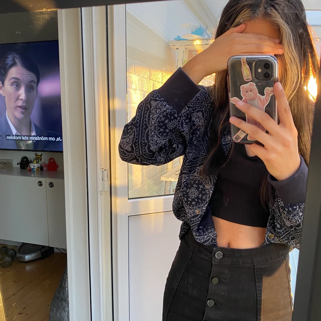 Blå kofta med vit mönster