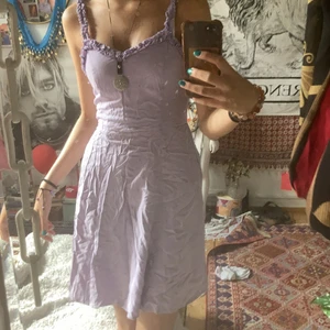 Vacker klänning - Superfin, söt klänning med fina detaljer! Just nu har den legat vikt ett bra tag och är därför skrynklig, men om det önskas kan jag stryka den innan ivägskickning!❤️ skriv om ni har några frågor!