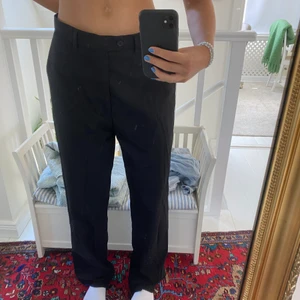 Lågmidjade kostymbyxor - Asfina lågmidjade kostymbyxor, köpta secondhand. Jag på bilden bär vanligtvis 36 o de är ganska oversized på mig vilket jag älskar då dom blir ännu mer lågmidjade. Men dom skulle alltså även passa större storlekar❤️ innerbenslängden är 83cm!