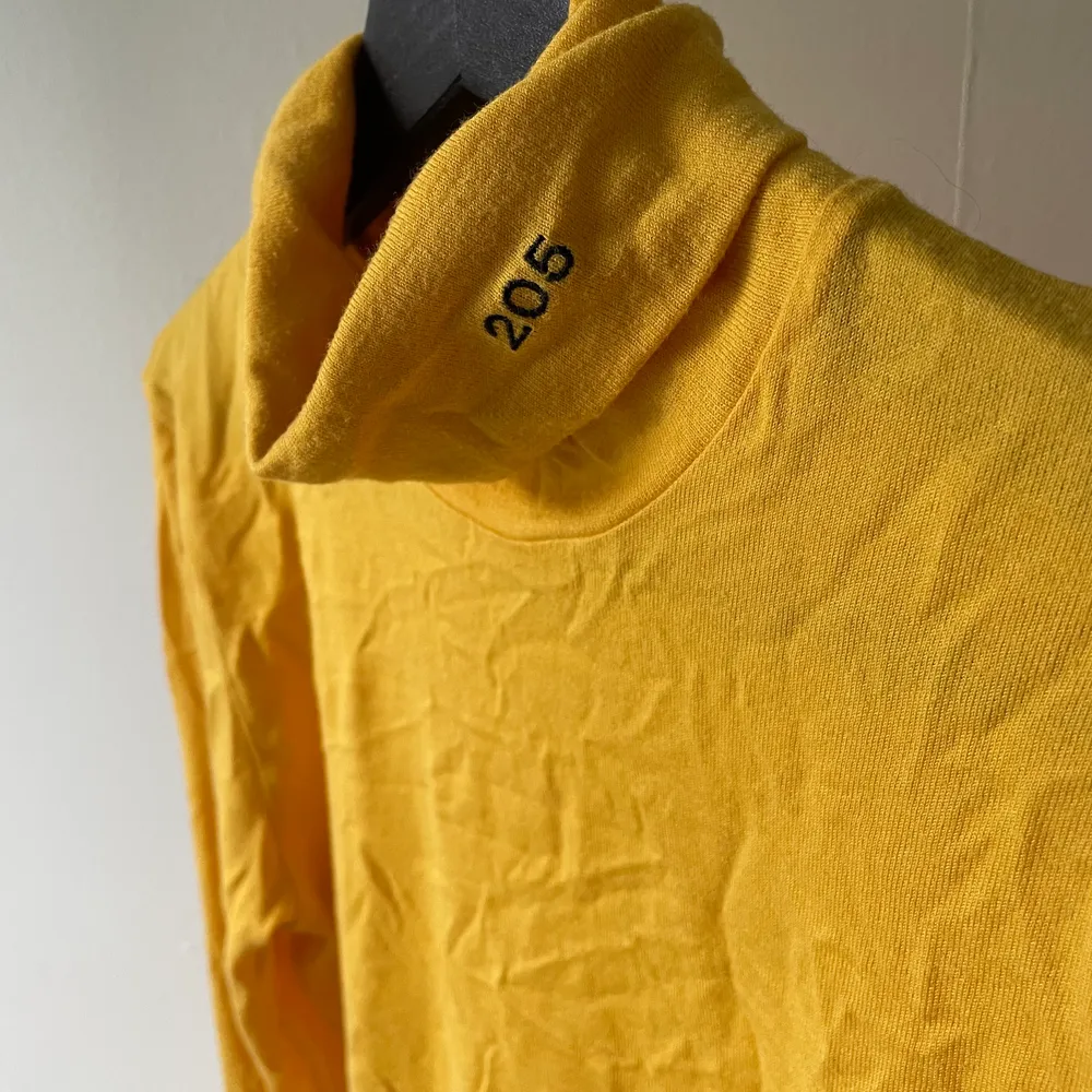 En exklusiv gul polotröja från Calvin Klein, en utav deras finare modeller. Polotröjan går inte att hitta någonstans online med exakt denna detaljen på halsen. Tröjan sitter som en liten M/ stor S. Frakt fastlås efter bestämmelse, köparen står för frakt.📦. Tröjor & Koftor.